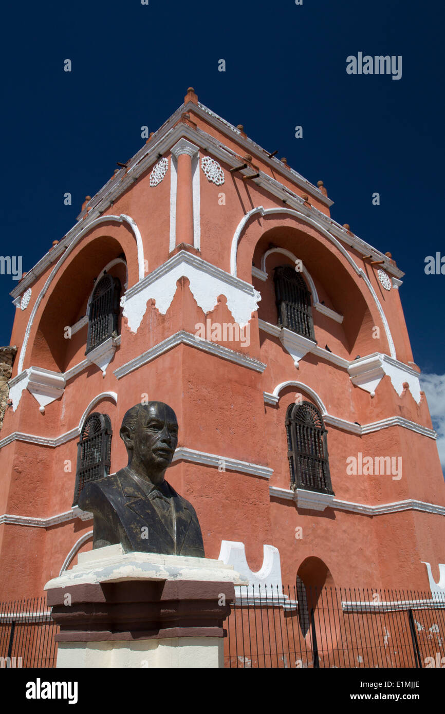 Mexiko, Chiapas, San Cristobal de Las Casas, Arco-Torre del Carmen (Hintergrund), erbaut 1677, Statue von Mariano Ruiz Suasnavar Stockfoto