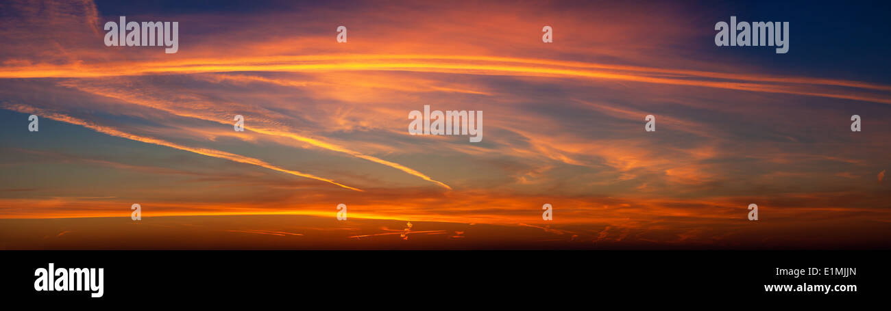 Rote Sommer Sonnenuntergang Himmel Panorama. Stockfoto