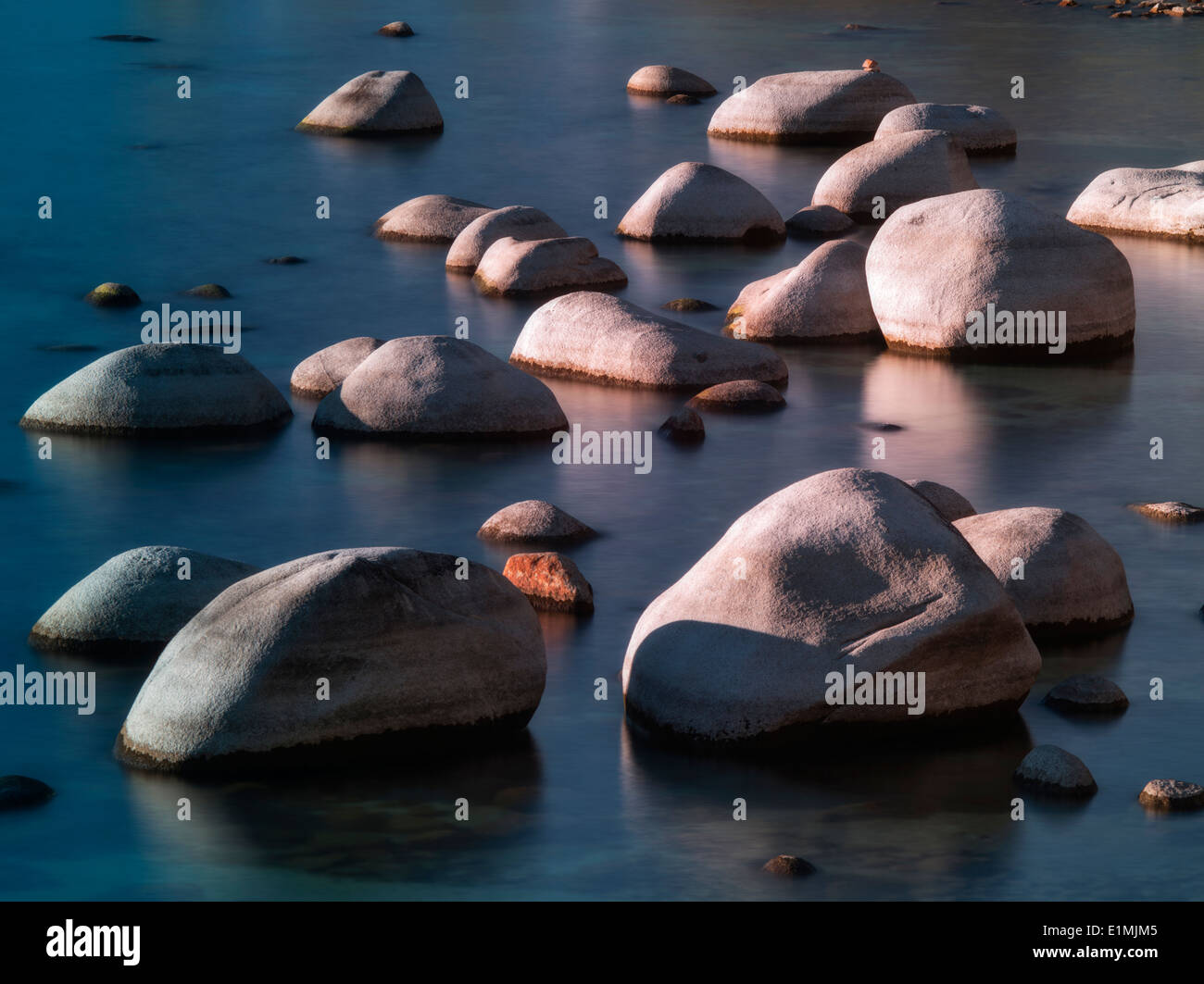 Boulder Felsen am Ufer des Schornstein-Strand. Lake Tahoe, Nevada Stockfoto