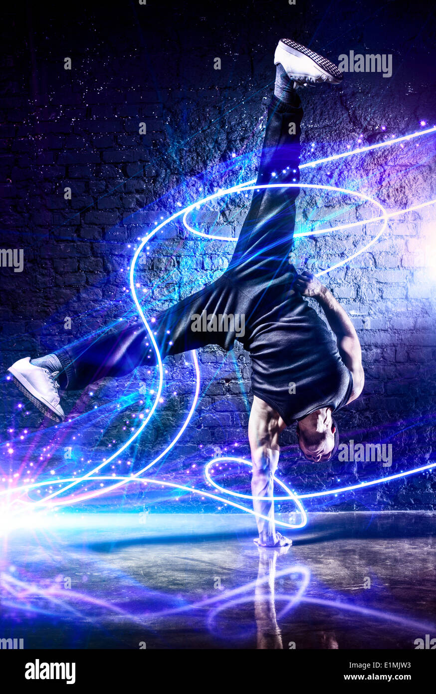 Starken Jüngling Breakdance. Mit Lichteffekten. Stockfoto