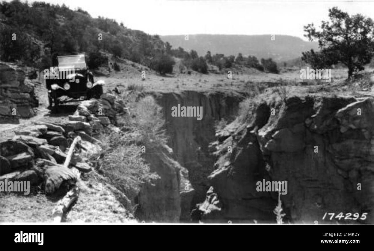 Ein Schwarzweiß-Foto der Erosion am Arroyo Canyon, das den natürlichen Prozess der Landschaftstransformation und die Auswirkungen von Umweltfaktoren auf das Gelände der Region verdeutlicht. Stockfoto