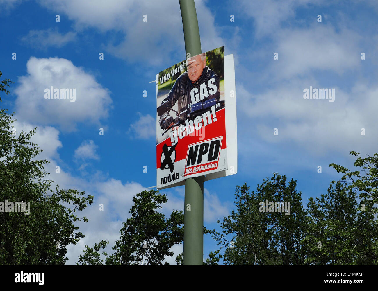 Ein Wahlplakat der radikalen deutschen Rightwingers Partei NPD (Deutsch Nationaldemocratic Paty) zeigt, was, die der Kandidat für das Europäische Parlament Udo Voigt ist, abgebildet In Berlin vor den Wahlen zum Europäischen Parlament, 16. Mai 2014. Foto: Wolfram Steinberg dpa Stockfoto