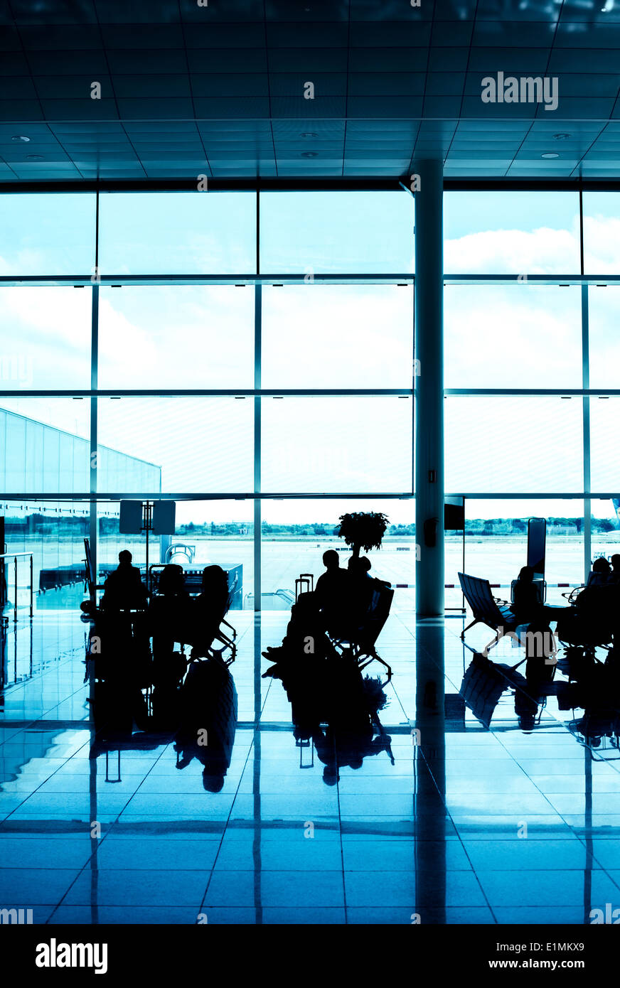 Flughafen-Interieur. Kontrast-Silhouetten. Stockfoto