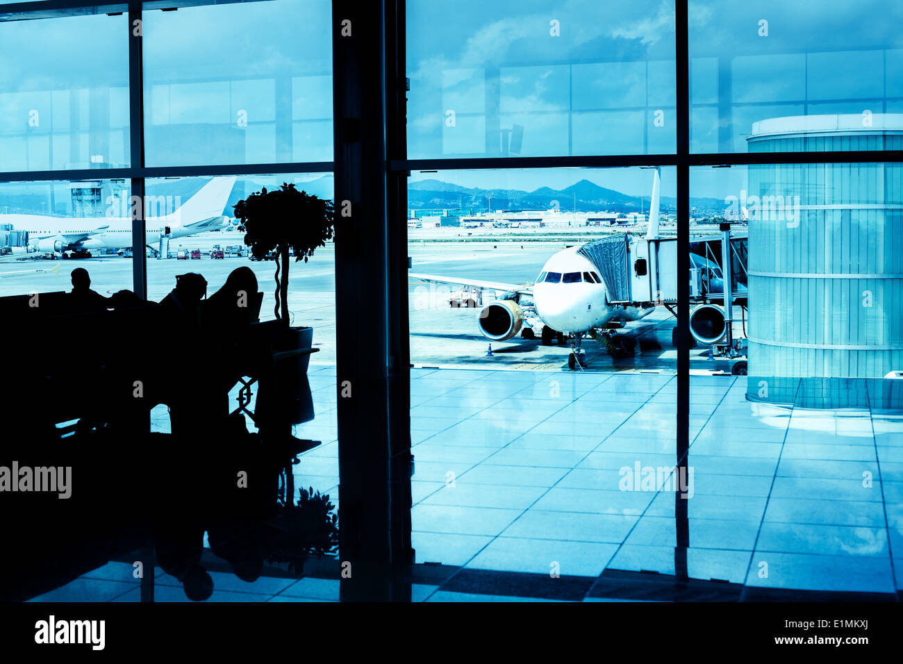 Flughafen-Interieur. Kontrast-Silhouetten. Stockfoto