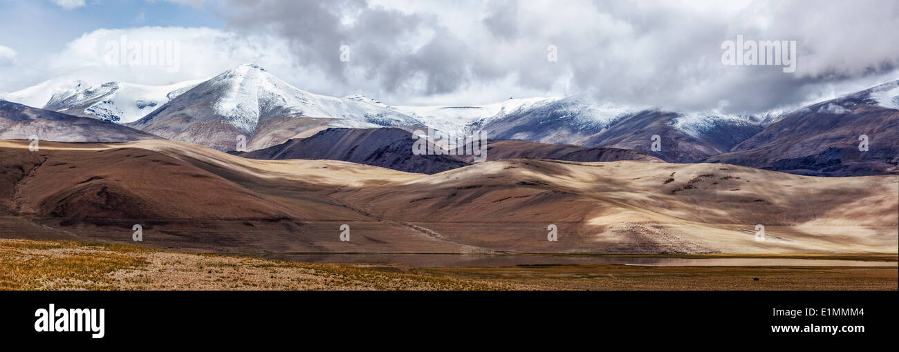 Panorama des Himalaya und Tso Kar schwankende Salzsee. Rapshu, Ladakh, Jammu und Kaschmir, Indien Stockfoto