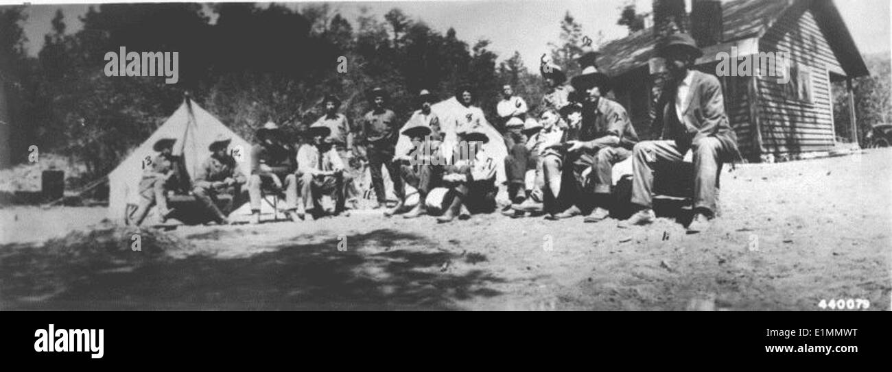 Ein historisches Schwarzweiß-Foto, das Waldbewohner zeigt, möglicherweise aus dem Coronado National Forest. Es zeigt einen Moment in der Zeit, in dem die lokalen Gemeinschaften mit der Natur koexistierten und mit den Rangern und der Landschaft interagierten. Stockfoto