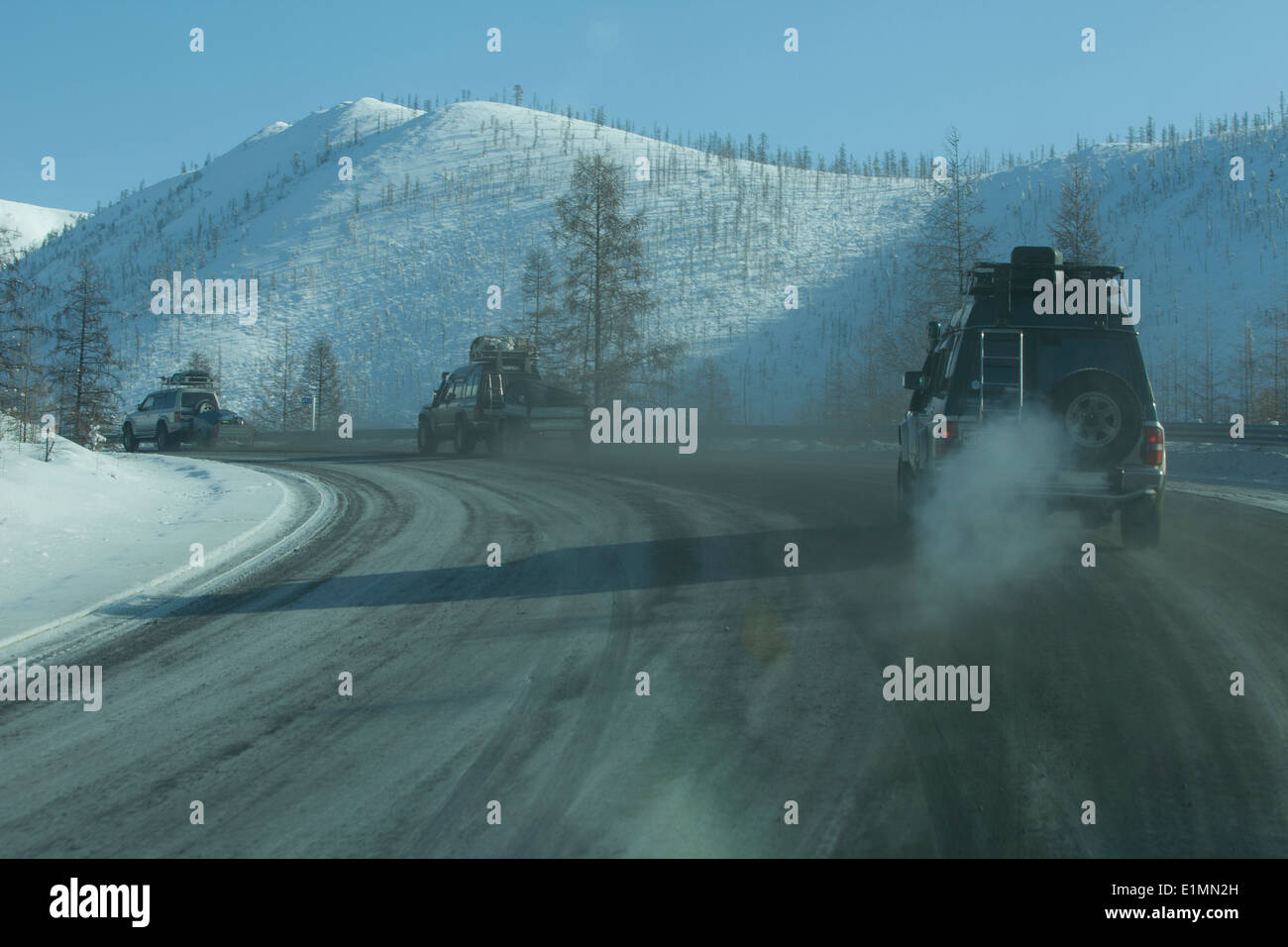 schneebedeckte Berge Schnee Straße 4wd Expedition Konvoi Stockfoto