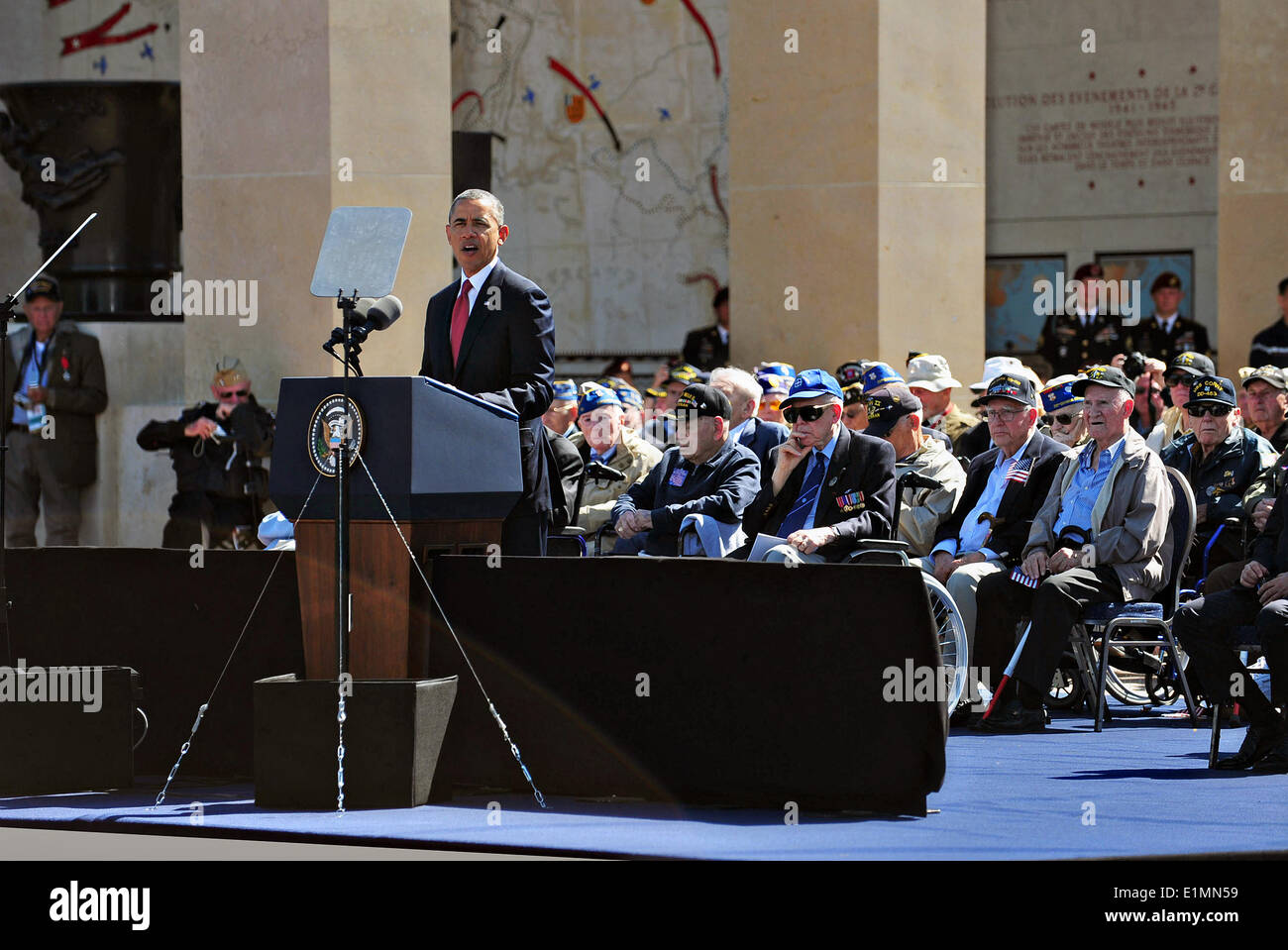 US-Präsident Barack Obama spricht mit WWII Veteranen und andere versammelten sich zum Gedenken zum 70. Jahrestag des d-Day Landung 6. Juni 2014 in der Normandie, Frankreich. Stockfoto