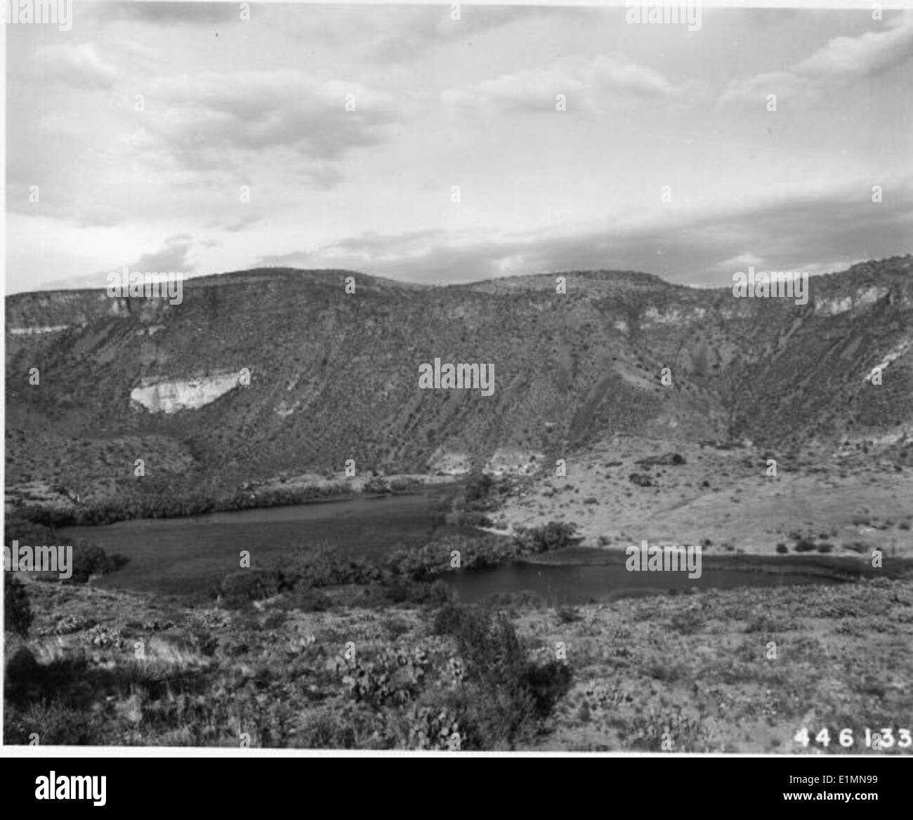 Dieses Schwarzweiß-Foto zeigt eine historische Waldlandschaft in Prescott mit einem ruhigen See, der von Bergen umgeben ist und symbolisch für die natürliche Schönheit und den Schutz der Region ist. Stockfoto