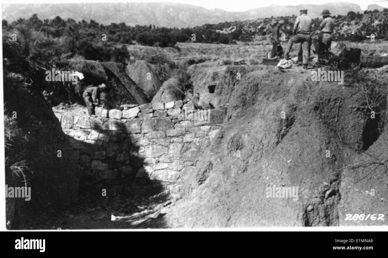 Ein Schwarzweiß-Bild einer Waldlandschaft in der Nähe von Prescott mit einem historischen Damm und dem umliegenden bergigen Gelände, das die Verbindung zwischen natürlicher und bebauter Umgebung unterstreicht. Stockfoto