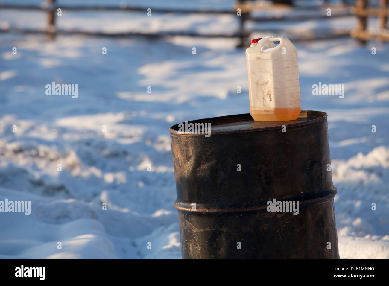Barrel Erdöl Schnee Sibirien Kunststoff Kraftstoff kann kalt Zaun Stockfoto