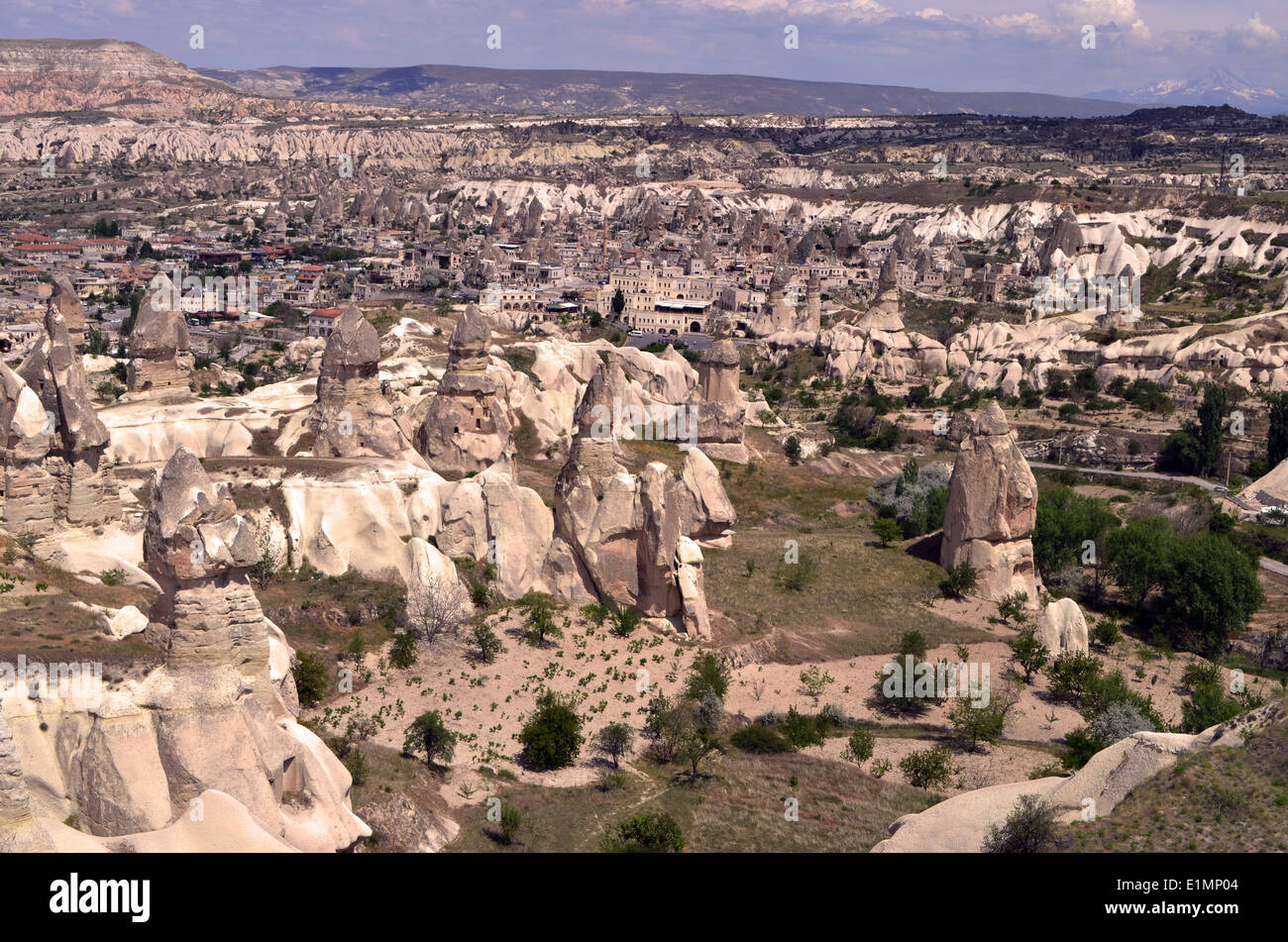 Kappadokien, Türkei. Seltsame Landsof Märchen mit einer Kappe aus Basalt, die sich, verursacht durch zwei Vulkane, Erciyes & Hasan erneuert Stockfoto