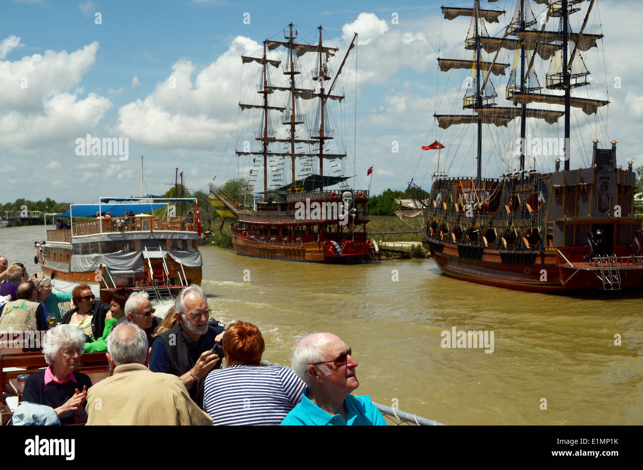 Bootsfahrt mit Mittagessen an Bord, Weg, Zeit in Antalya. Boote sind als Piratenschiffe eingerichtet. Stockfoto