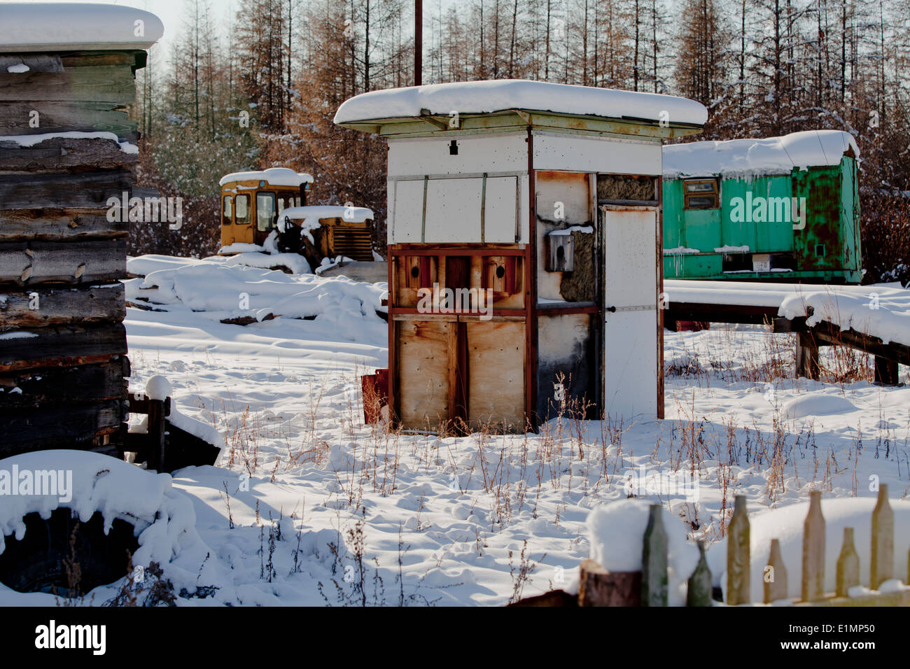 verschneite Hütte Schuppen Gebäude Berge rostig Stockfoto