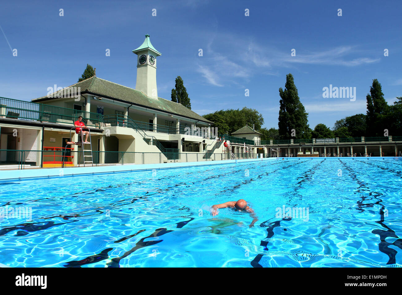 Das Wetter. . Peterborough, Cambridgeshire, Großbritannien. . 06.06.2014 hält ein Rettungsschwimmer wachen frühmorgens Schwimmer im Lido Peterborough, Cambridgeshire, wie die Sonne unten lodert. Peterborough Lido wurde erstmals im Jahre 1936 eröffnet und bis zum heutigen Tag bewahrt es den Art-deco-Look.  Bild: Paul Marriott Photography Stockfoto