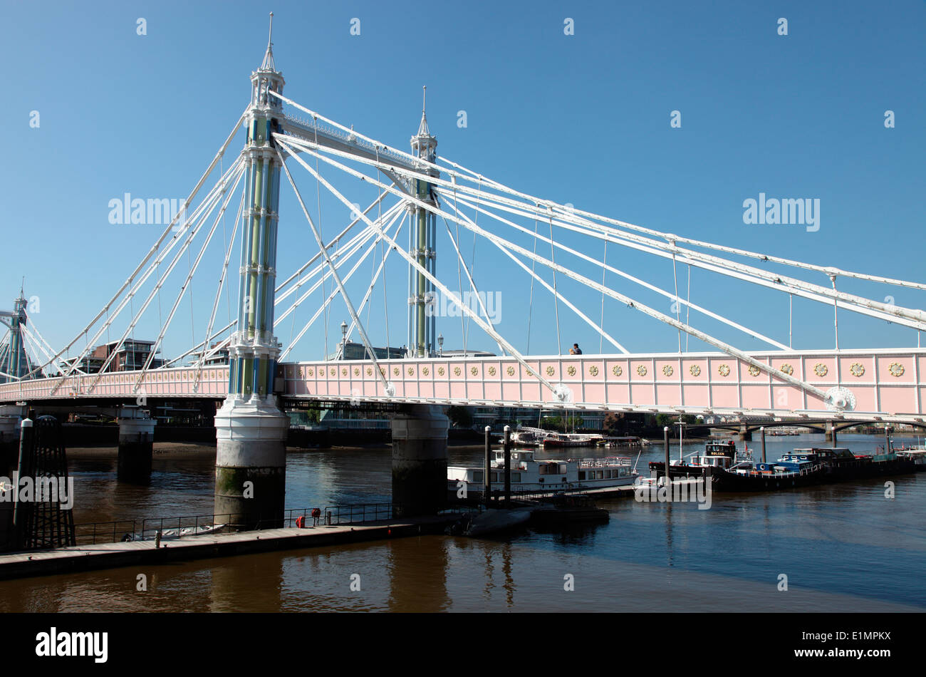 Chelsea Brücke über den Fluss Themse in London Stockfoto