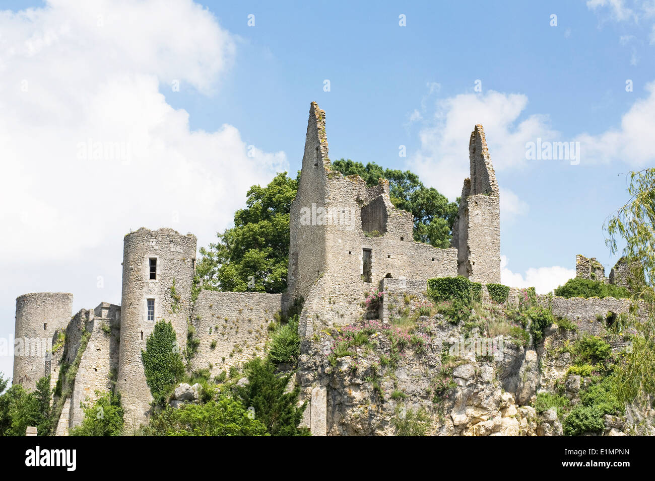 Burgruine am Winkel Sur l'Anglin, Vienne, Frankreich. Stockfoto