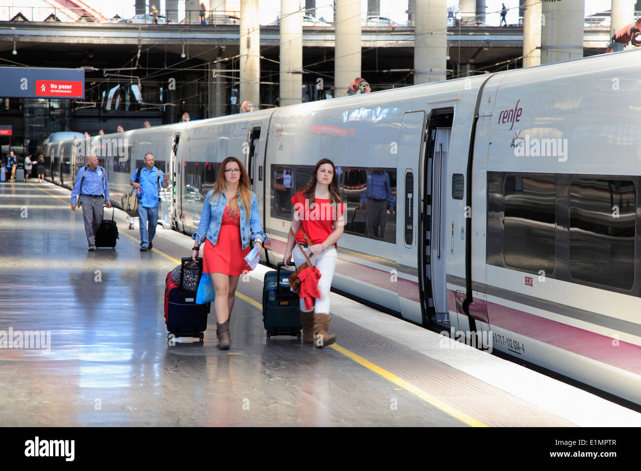 Spanien, Madrid, Atocha Bahnhof, Ave hoch-Spreed Zug, Passagiere, Menschen, Stockfoto