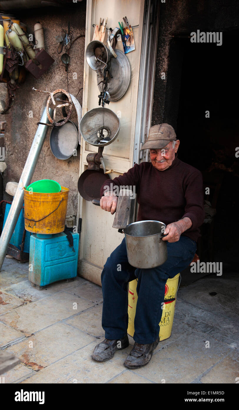 Klempner Giovanni mit seinem Stall in Scicli, Sizilien Stockfoto