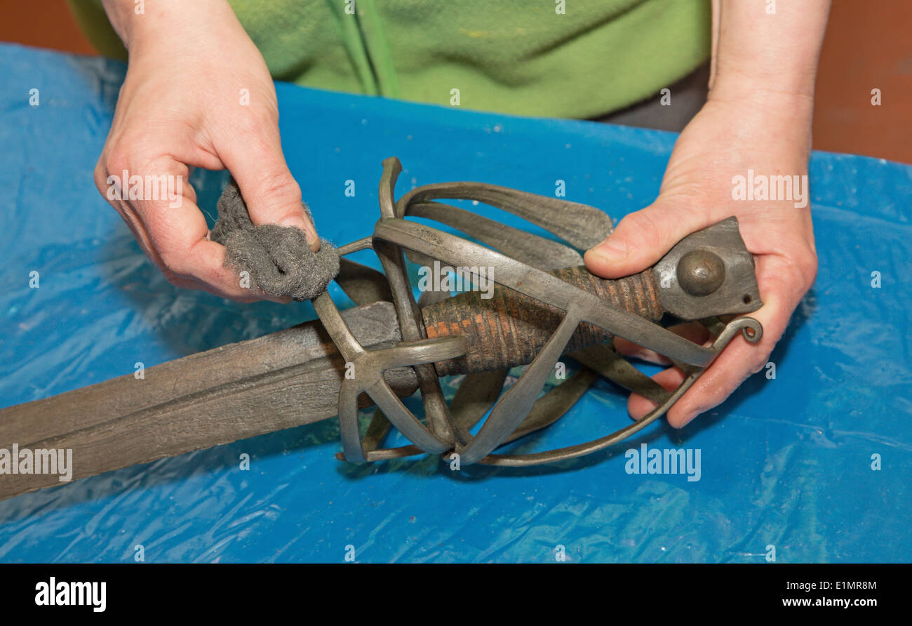 Wiederherstellung der alten Schwert - Detail von Hand bei der Arbeit Stockfoto