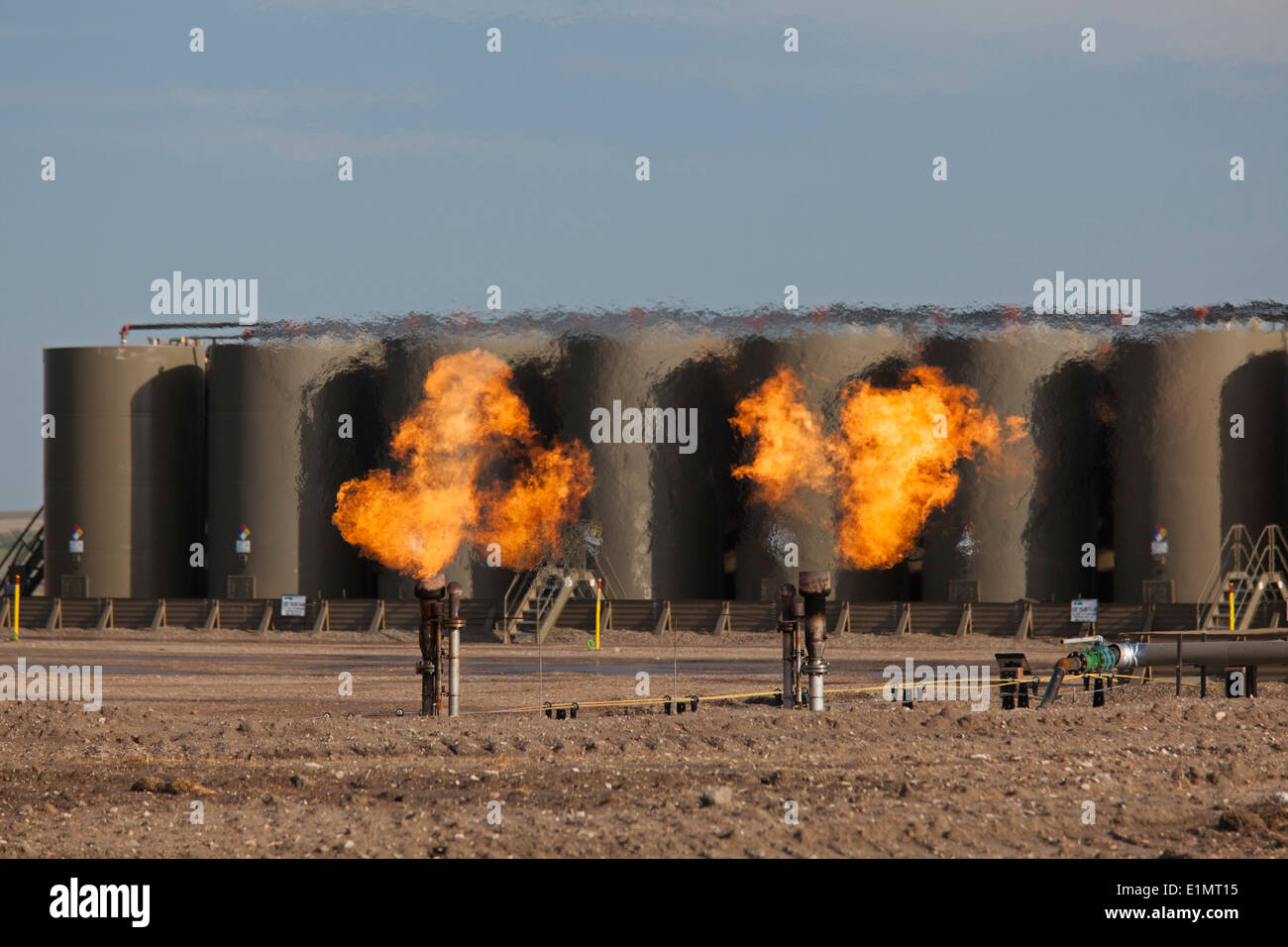Watford Stadt, North Dakota - Erdgas ist aus abgefackelt, da Öl in der Bakken Shale Formation gepumpt wird. Stockfoto