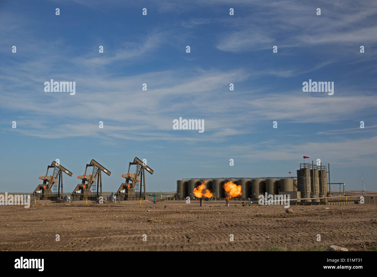 Watford Stadt, North Dakota - Erdgas ist aus abgefackelt, da Öl in der Bakken Shale Formation gepumpt wird. Stockfoto