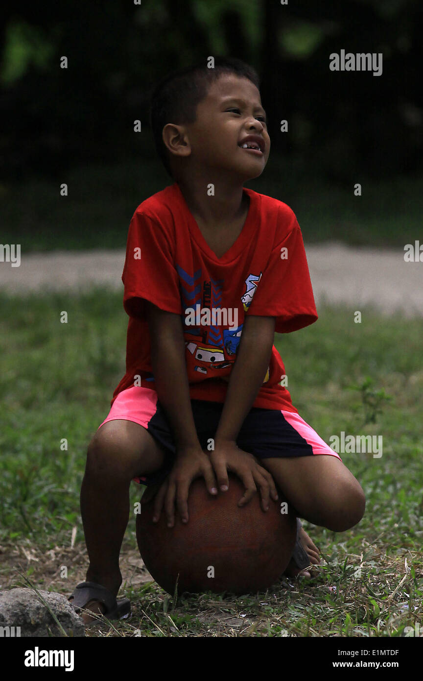 Dumaguete, Negros Oriental, Philippinen. 16. April 2008. Ein Junge beobachtet ein Basketball-Spiel auf einem Schmutz-Platz am Stadtrand von Dumaguete City auf der Insel Negros in den Philippinen. PHILLIP PRINS © Phillip Prins/Prensa Internacional/ZUMAPRESS.com/Alamy Live-Nachrichten Stockfoto