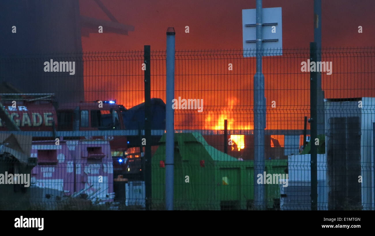 Bild von einem großen Feuer am Ballymount Industriegebiet im Süden Dublins. Stockfoto