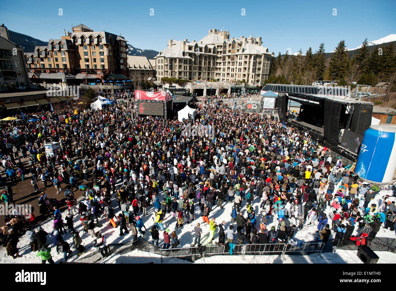 Eine riesige Menschenmenge in Whistler Village für die klassischen Hip-Hop Act "De La Soul". Whistler Skifahrer Plaza. Whistler BC, Kanada. Stockfoto