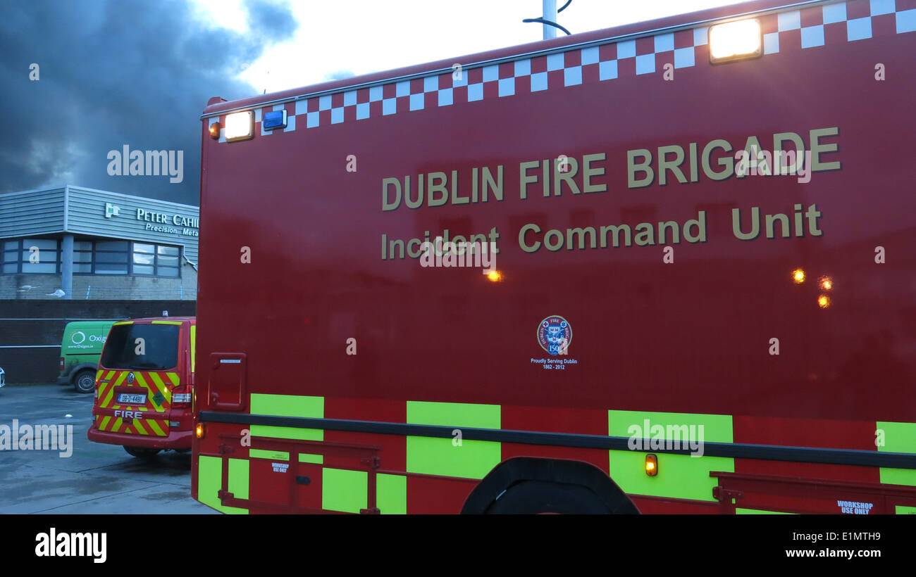 Ein Dublin Feuerwehr Incident Command Unit Fahrzeug bei einem Großbrand am Ballymount Industriegebiet im Süden Dublins. Stockfoto