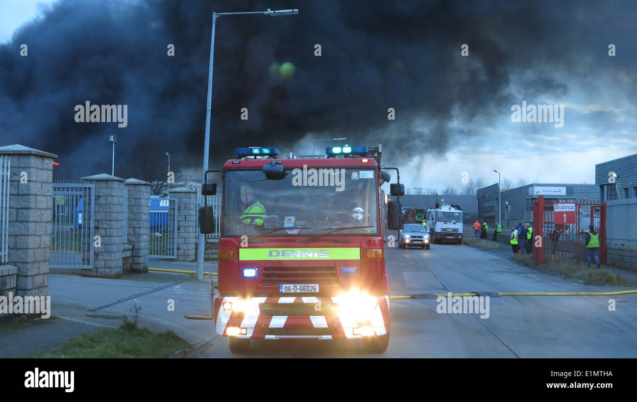 Ein Dublin Feuerwehr LKW bei einem Großbrand am Ballymount Industriegebiet im Süden Dublins. Stockfoto