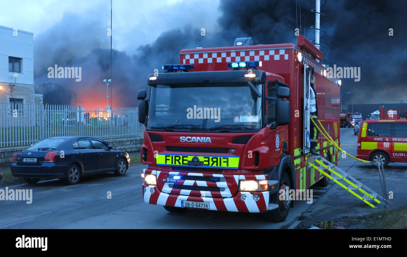 Ein Dubin Feuerwehr LKW bei einem Großbrand am Ballymount Industriegebiet im Süden Dublins. Stockfoto