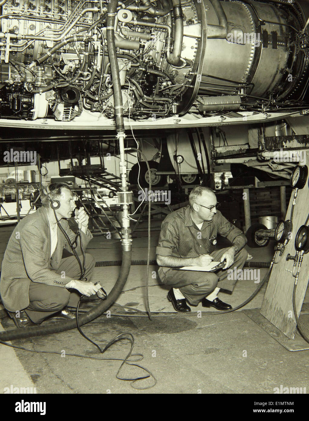 Dieses Bild zeigt die Tests des General Electric CJ-805-3-Triebwerks an der Convair 880. Der Motor ist ein wichtiger Teil des Antriebssystems des Jets und seine Tests stellen Fortschritte in der Antriebstechnologie dar. Stockfoto