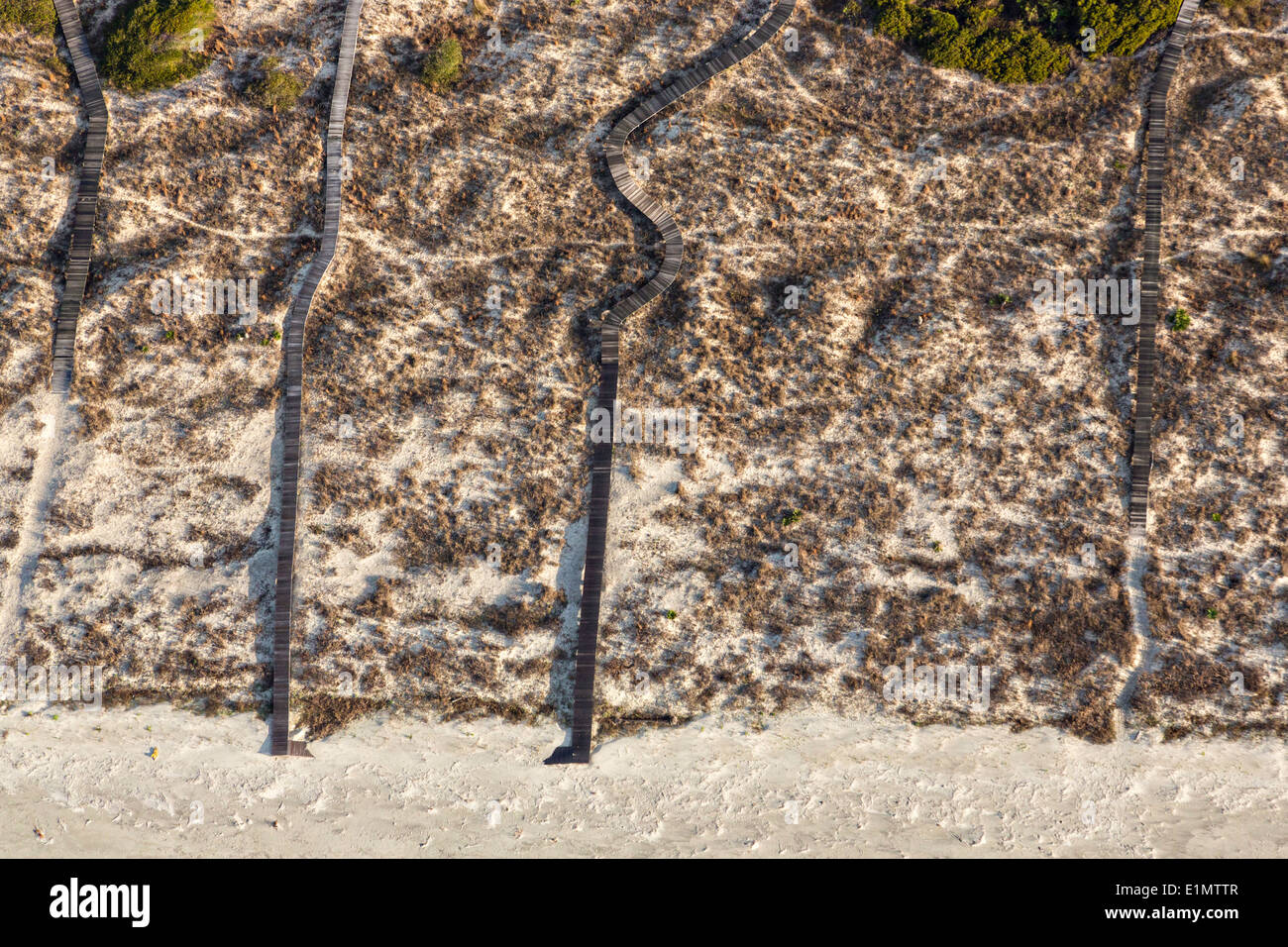 Luftaufnahme des privaten Holzstege zum Strand Kiawah Island, SC Stockfoto