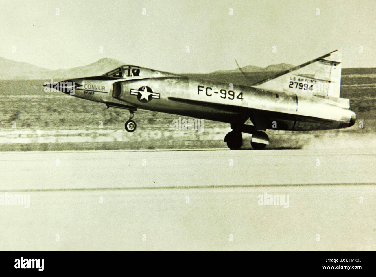Die Convair F-102 Delta Dagger, Seriennummer 52-7994, war ein US-amerikanisches Abfangflugzeug, das während des Kalten Krieges eingesetzt wurde. Er war bekannt für seine Deltaflügel-Konstruktion und diente vor allem als Verteidigungswaffe gegen sowjetische Bomber. Stockfoto