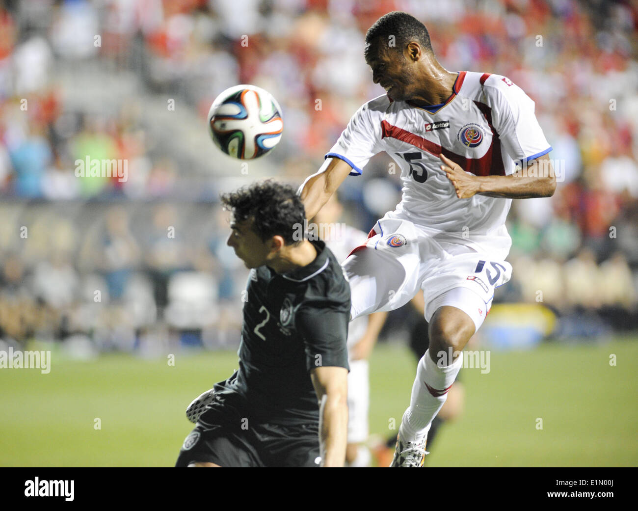 Chester, Pennsylvania, USA. 6. Juni 2014. Kosten Rica Spieler JUNIOR DIAZ (15) in Aktion gegen Irland Spieler, STEPHEN KELLY (2) während der Freiheit-Pokalspiel statt im PPL Park in Chester Pa Credit: Ricky Fitchett/ZUMAPRESS.com/Alamy Live News Stockfoto