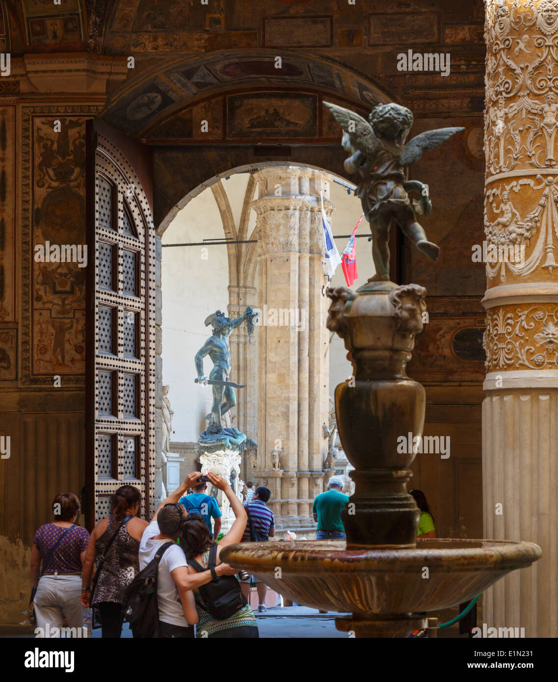 Florenz, Provinz Florenz, Toskana, Italien. Suche in der Eingangshalle des Palazzo Vecchio auf Perseus-Statue. Stockfoto