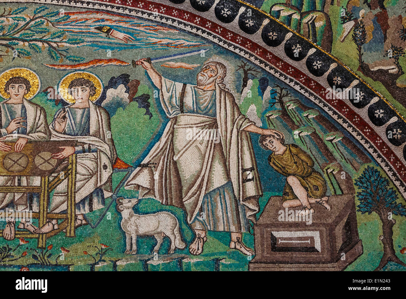 Ravenna, Provinz Ravenna, Italien. Mosaik in San Vitale Basilika. Detail der Gastfreundschaft Abrahams und die Opferung Isaaks Stockfoto