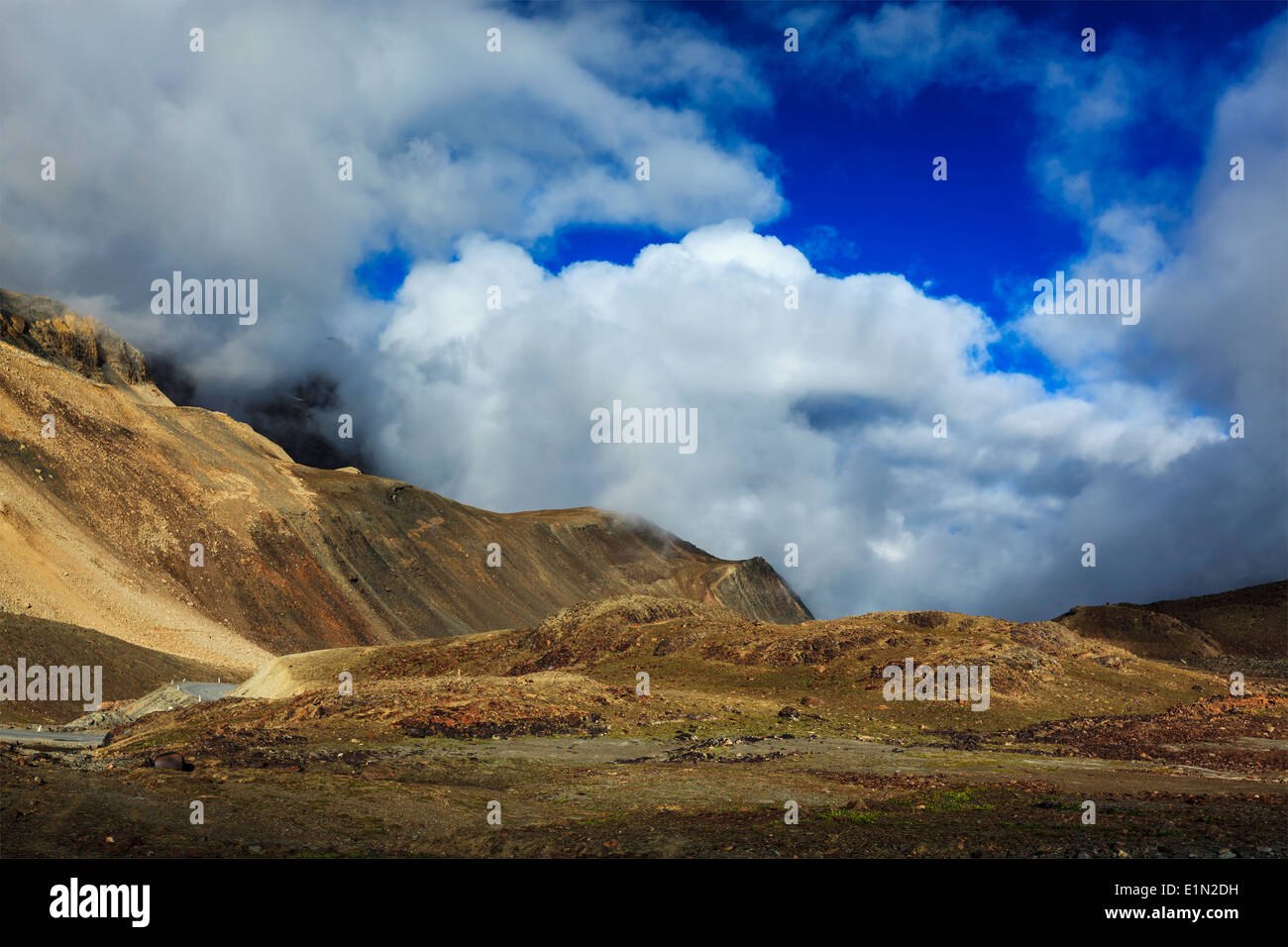 Himalaya-Landschaft im Himalaya in der Nähe von Baralacha La-Pass. Himachal Pradesh, Indien Stockfoto