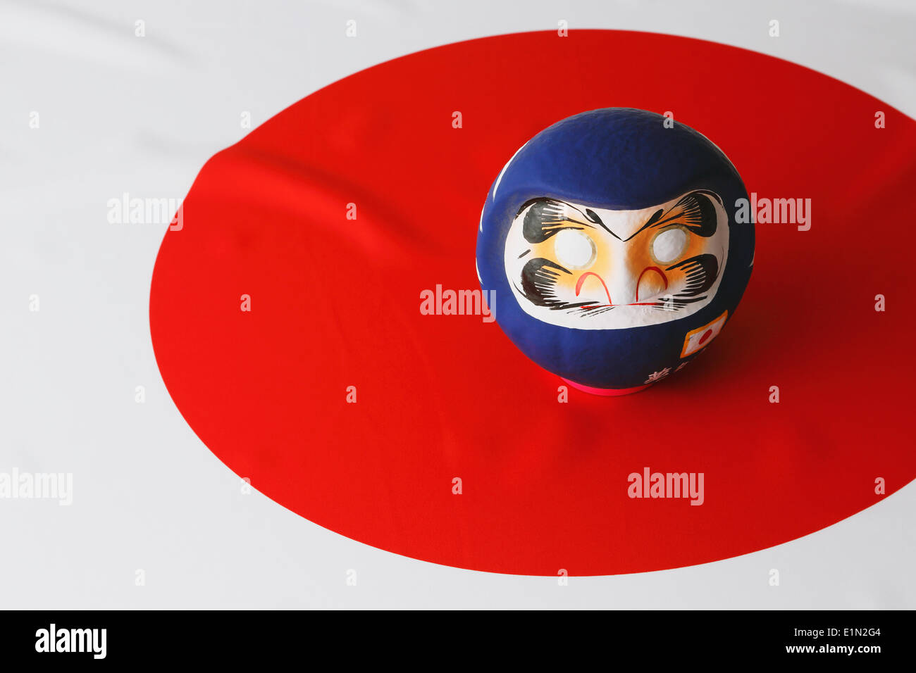 Japan. 2. Juni 2014. Daruma Puppe, 2. Juni 2014 - Fußball: der Daruma-Puppe mit der Farbe der japanischen Fußball-Nationalmannschaft, in Japan blau lackiert. © AFLO/Alamy Live-Nachrichten Stockfoto