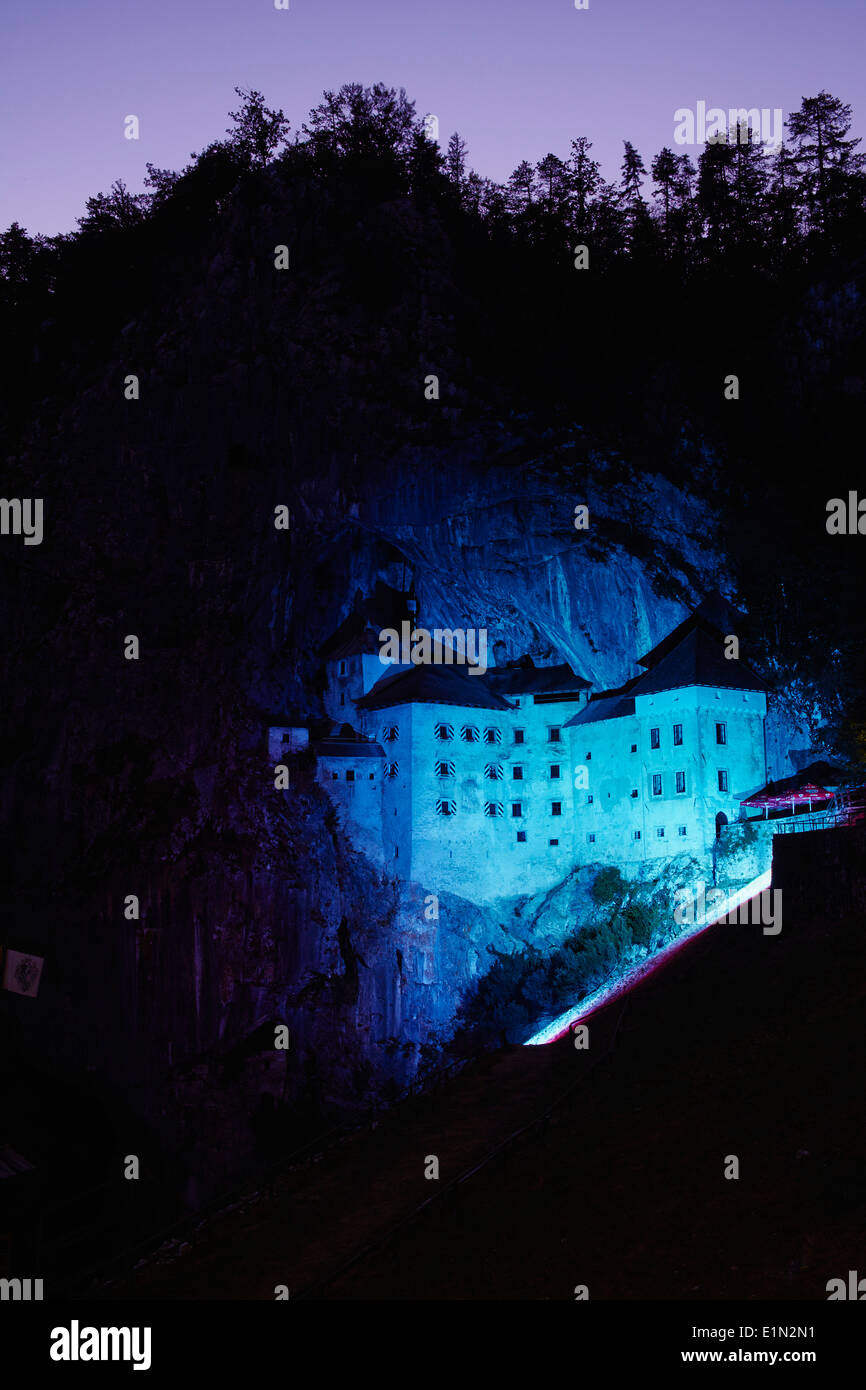 Slowenien, Notranjska Region, mittelalterliche Burg Predjama bei Nacht Stockfoto