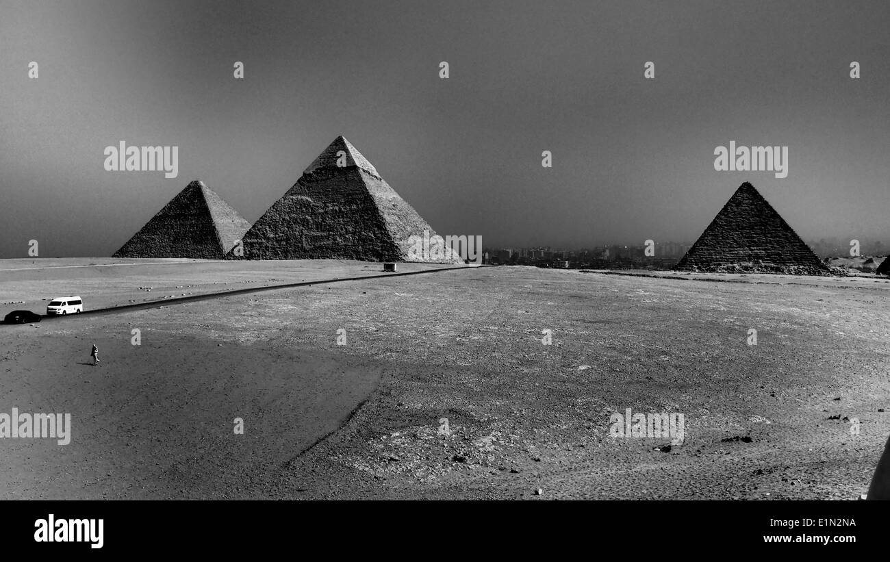 Links: Große Pyramide (Cheops). Mitte: Pyramide des Khaefre (Khephren). Rechts: (Mykerinus) Mykerinos-Pyramide. Gizeh, Ägypten. Stockfoto