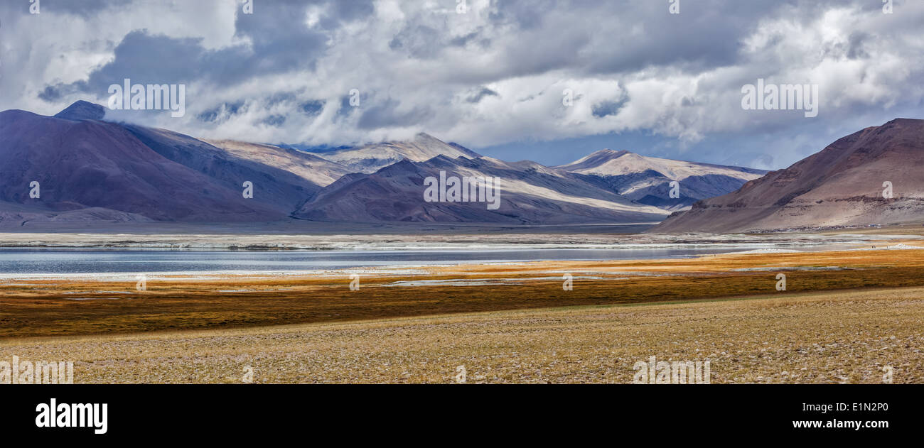Panorama von Tso Kar - schwankende Salzsee im Himalaya. Rapshu, Ladakh, Jammu und Kaschmir, Indien Stockfoto