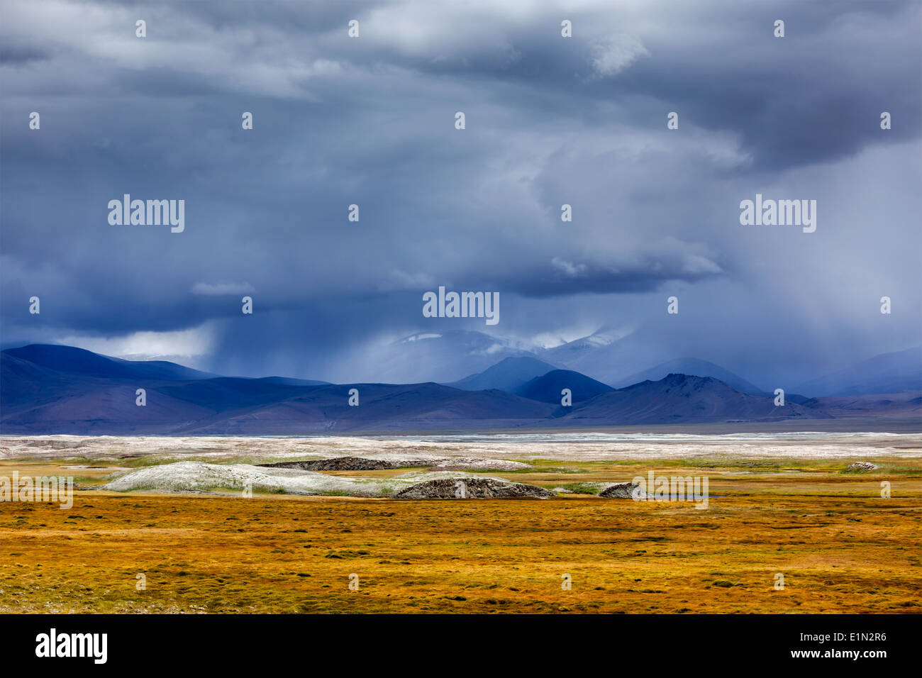 Landschaft im Himalaya mit Tso Kar - schwankende Salzsee. Rapshu, Ladakh, Jammu und Kaschmir, Indien Stockfoto