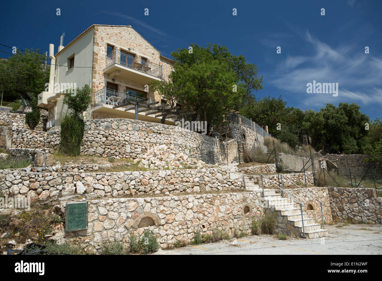 Blickte zu Taverne Kelari, Kefalonia, Griechenland Stockfoto