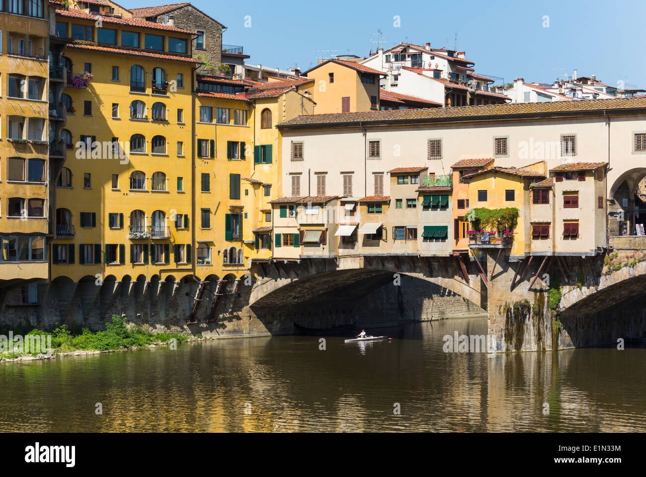 Florenz, Provinz Florenz, Toskana, Italien. Ruderer Unterquerung der Ponte Vecchio oder die alte Brücke über den Fluss Arno. Stockfoto