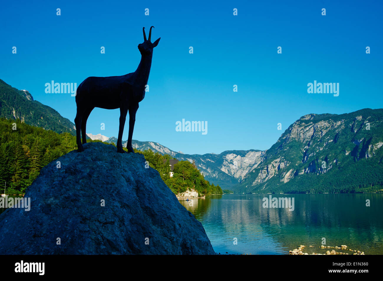 Slowenien, Gorenjska Region, Nationalpark Triglav Bohinj See, Zlatorog Statue Stockfoto
