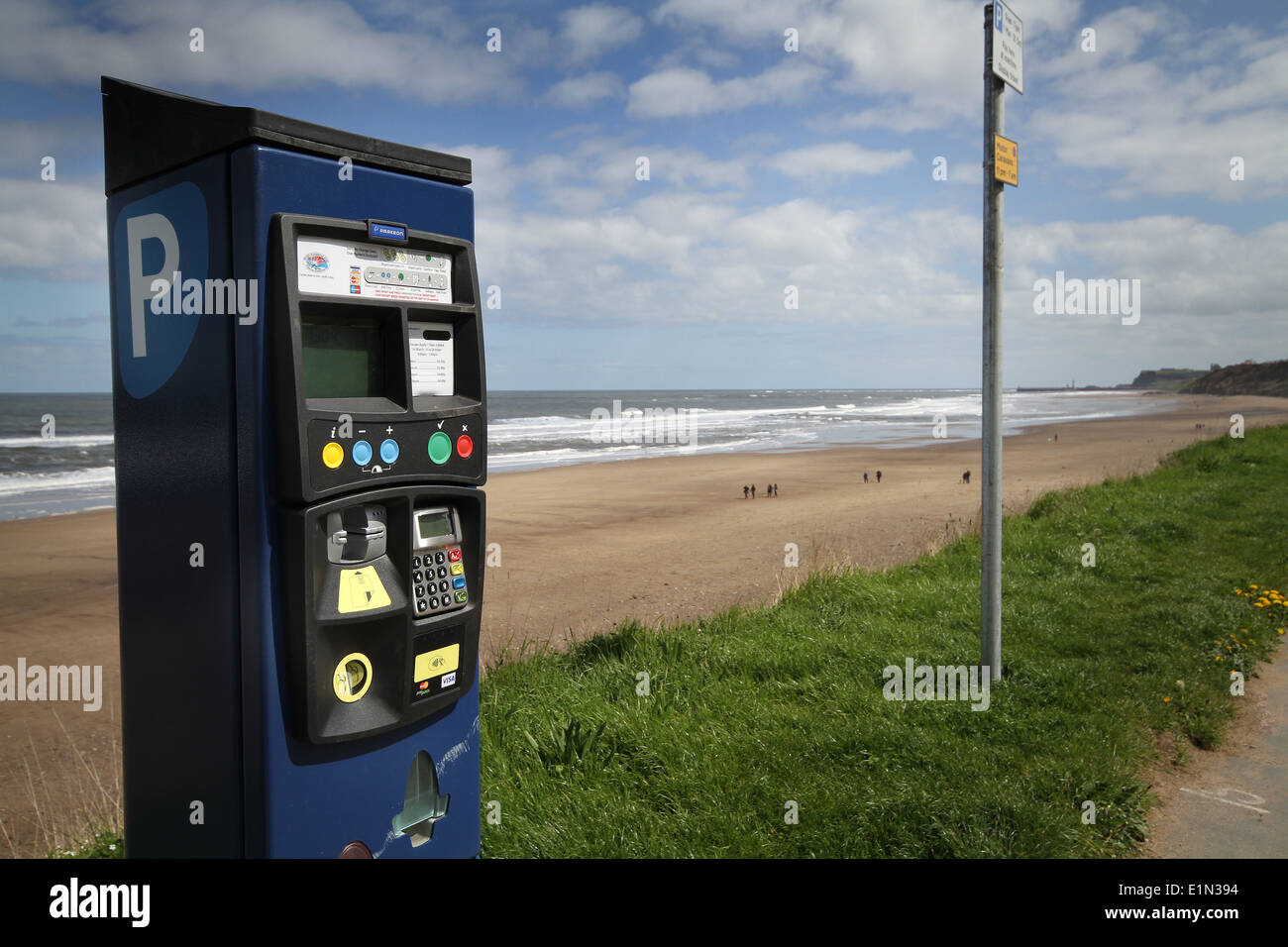 Geldautomat am Meer Seite Straße Parkplatz. Stockfoto