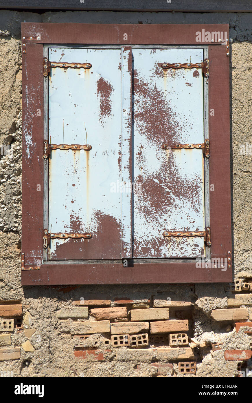 Alte Fensterläden auf einem verlassenen griechischen Gebäude geschlossen Stockfoto