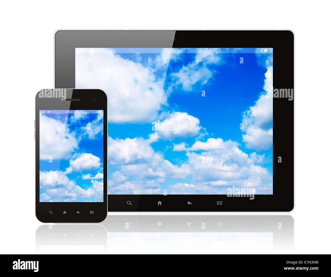 TabletPC und Smartphone mit blauem Himmel auf weißem Hintergrund Stockfoto